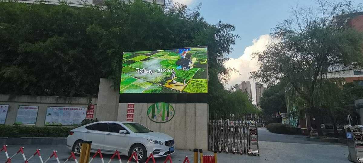 学校门口户外P2.5全彩显示屏案例