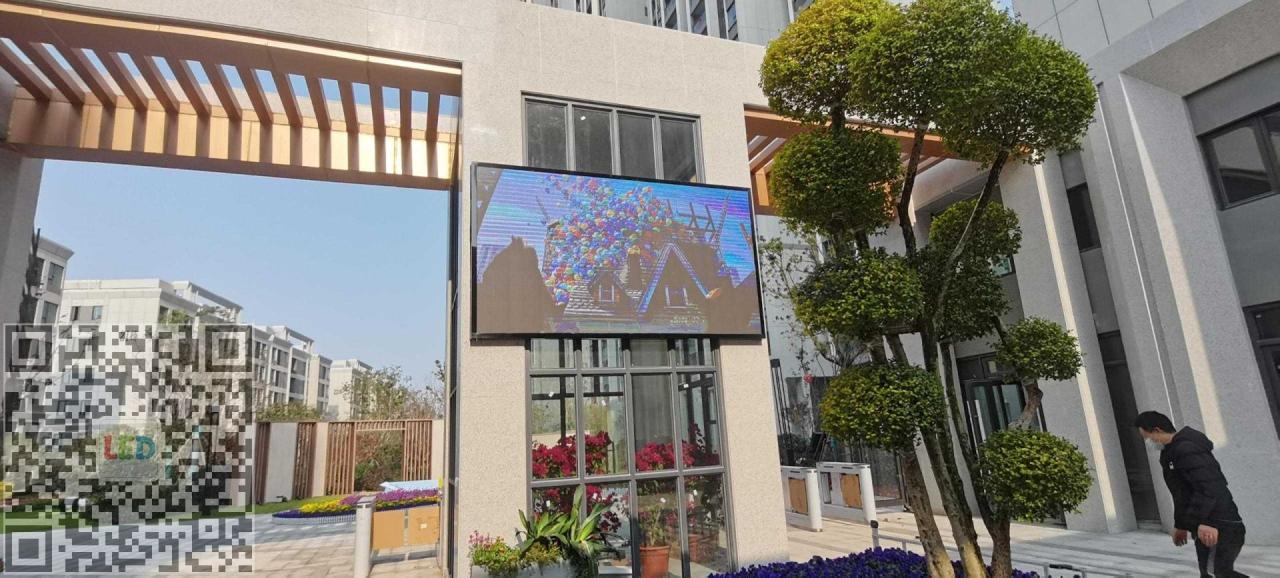盛观小区户外P4全彩屏，挂墙安装
